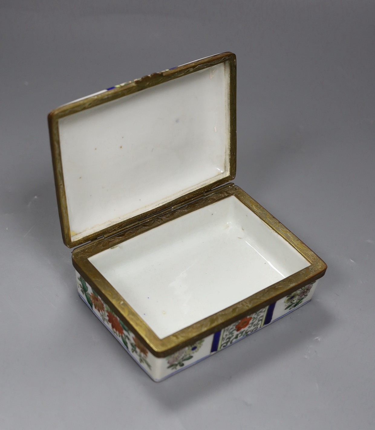 A Chinese famille verte box and cover, c.1900, 14cm wide